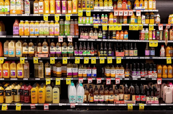 Sucos engarrafados nas prateleiras do supermercado — Fotografia de Stock