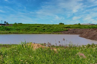 Yeşil çimenler üzerinde bir adamın yaptığı resevoir