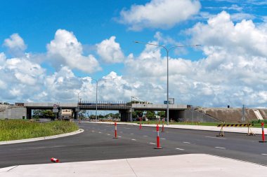 Mackay, Queensland, Avustralya - Şubat 2020: Trafik akışını iyileştirmek amacıyla otoyol inşaatının tamamlanmak üzere olduğu yol çalışmaları