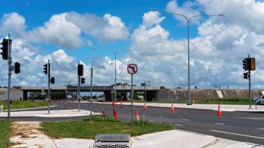 Mackay, Queensland, Avustralya - Şubat 2020: Trafik akışını iyileştirmek amacıyla otoyol inşaatının tamamlanmak üzere olduğu yol çalışmaları