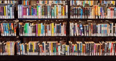 Mackay, Queensland, Avustralya - Şubat 2020: Dudley Denny Şehir Kütüphanesi 'nde kamu kullanımı için kütüphane kitapları