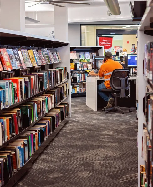 Mackay Queensland Australien Februar 2020 Bücherregale Und Ein Kunde Einem — Stockfoto