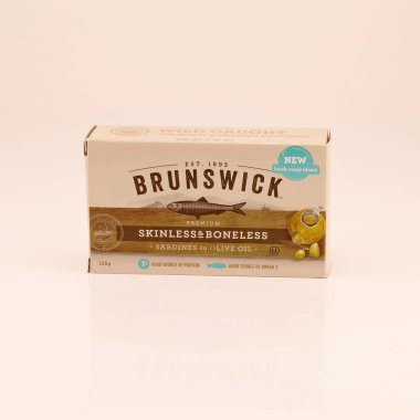 Mackay, Queensland, Avustralya - Şubat 2020: Beyaz arka planda ve ürün fotoğrafçılığında izole edilmiş konserve ve dış ambalajda yabani sardalyalar