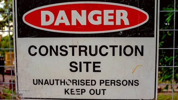 許可されていない人を外に出すための建設現場の危険標識 — ストック写真