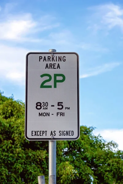 Znak Parkingowy Słupku Stalowym Wskazujący Godziny Których Samochody Mogą Być — Zdjęcie stockowe