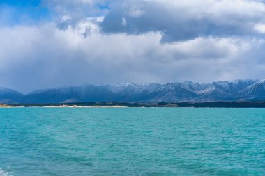 Topaz mavi su ve kar Lake Pukaki Yeni Zelanda çok Millî olan dağlar