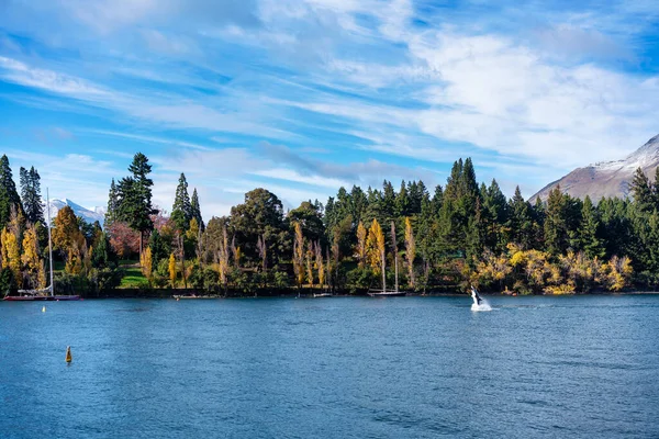 Ein Jetskiläufer Ufer Von Queenstown Neuseeländischen Wakatipu See Herbst — Stockfoto