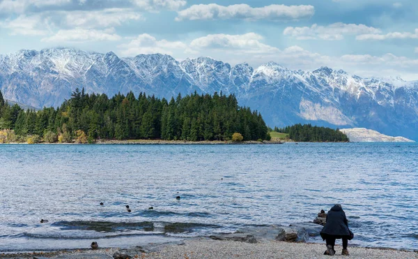 Eine Frau Hockt Sich Hin Und Fotografiert Enten Auf Dem — Stockfoto