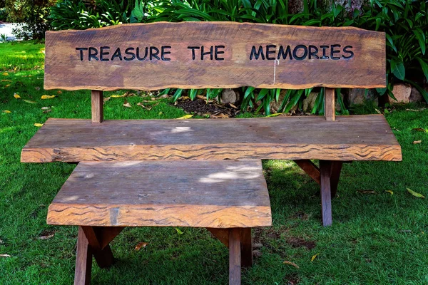 Ağacın Altındaki Kereste Tezgahında Hazine Yazılıydı Arkasında Anılar Vardı — Stok fotoğraf