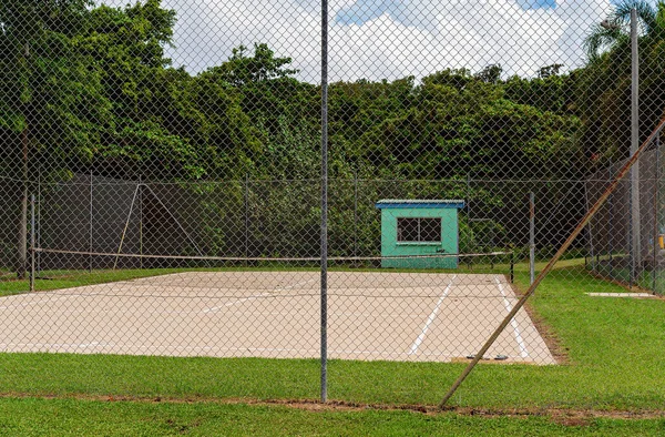 Çitin Arkasında Tenis Kortu Kimsenin Oynamadığı Bir — Stok fotoğraf