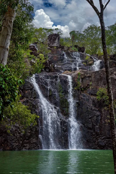 Kuzey Queensland 'daki Cedar Creek Şelalesi' nde yaz yağmurundan sonra akan sular
