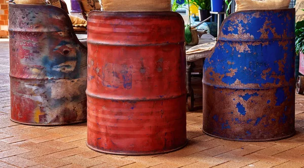 Oude Metalen Gallon Drums Omgebouwd Tot Stoelen Voor Zitplaatsen Een — Stockfoto