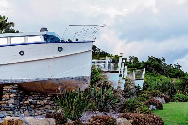 一艘老式木船和新建筑师设计了用于度假住宿的船型 — 图库照片