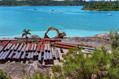Güzel bir yaz gününde Shute Harbour Airlie Beach Queensland 'da marina iskelesinde inşaat işi.