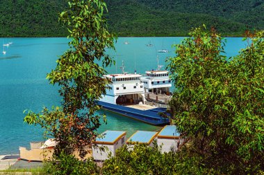 Bir rıhtıma yanaşan mavnalar WhitSunday Adalarına teslim edilecek malları yüklemeye hazırlar.