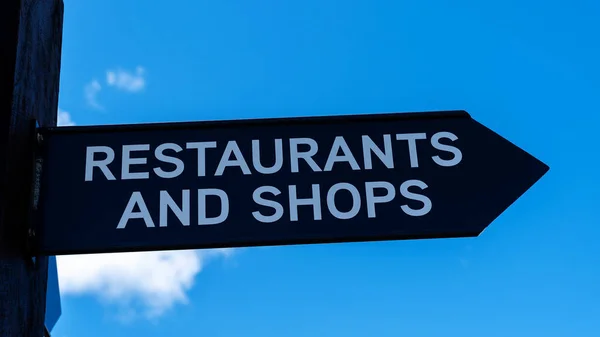 Una Señal Que Apunta Restaurantes Tiendas Aislados Contra Cielo Azul —  Fotos de Stock