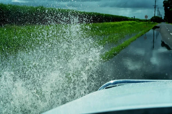 Agua Lluvia Rociando Sobre Parabrisas Automóvil Mientras Conduce Través Del — Foto de Stock
