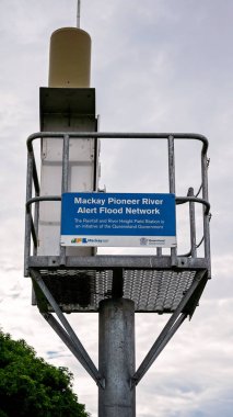 Mackay, Queensland, Avustralya - Mart 2020: Mackay Pioneer Nehri Uyarı Alanı Sel Ağı