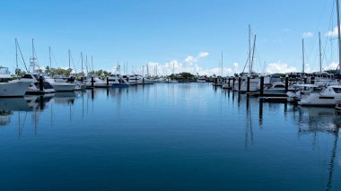 Airlie Beach, Queensland, Avustralya - Mart 2020: Meşgul Airlie marinasındaki rıhtımlarında demirlemiş pahalı tekneler