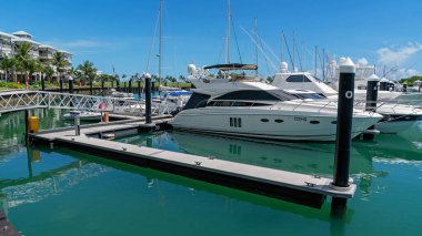 Airlie Beach, Queensland, Avustralya - Mart 2020: Botlar Airlie Marina Limanı 'na demirlediler