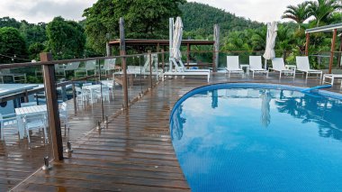 Airlie Beach, Queensland, Avustralya - Mart 2020: Yağmur sonrası Özgürlük Kıyıları Tatil Köyü 'nde havuz ve güverte alanı