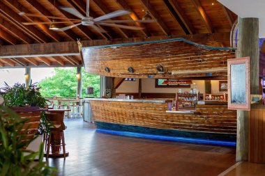 Airlie Beach, Queensland, Avustralya - Mart 2020: Kuzeydeki restoran içinde bar şeklindeki gemi benzersiz bir turistik ilgi odağı.
