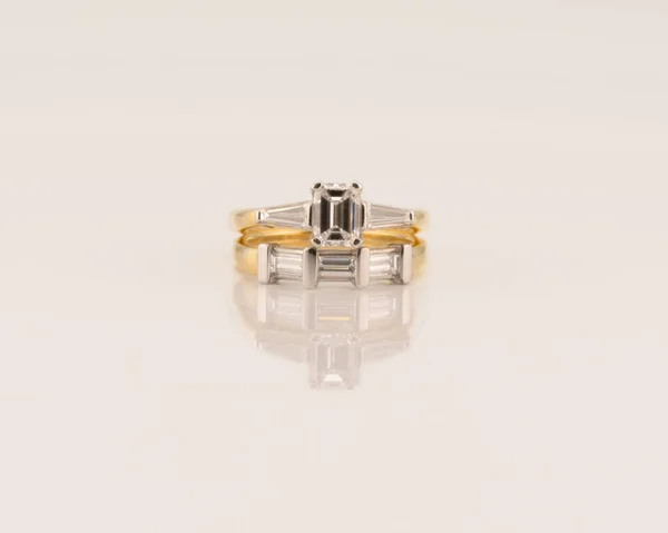 Tiffany Stili Bir Zümrüt Kesim Elmas Solitaire Nişan Yüzüğü Her — Stok fotoğraf