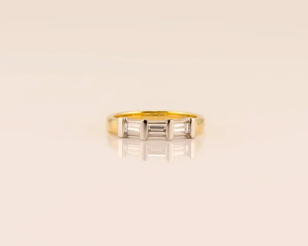 Modern Gyémánt Jegygyűrű Létrehozott Három Baguette Gyémánt Készlet Sárga Arany — Stock Fotó