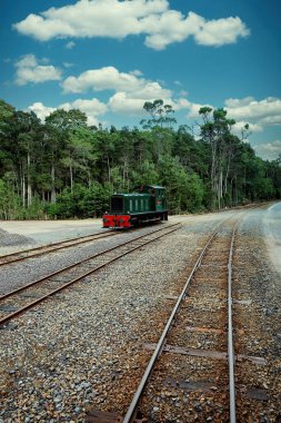 Batı Yakası Wilderness Demiryolu buharlı lokomotifi Tazmanya, Avustralya 'da tren raylarında boşta duruyor. Sinematik renk tonu.