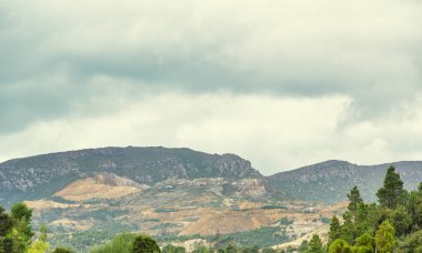 Queenstown, Tazmanya, Avustralya yakınlarındaki çorak mayınlı dağ manzarası sisli bir günde. Sinematik renk tonu.