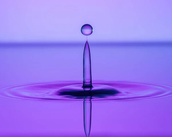 Gotas Água Quase Colidindo Modo Que Uma Gota Finamente Equilibrada — Fotografia de Stock