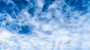 Koyu mavi gökyüzünde beyaz kabarık bulutlar