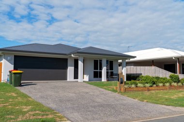 Mackay, Queensland, Avustralya - Nisan 2020: İnsanların korona virüsüne karşı kapalı yerlerde kalmaları tavsiye edilen bir yerleşim biriminde bir banliyö evi