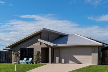 Mackay, Queensland, Avustralya - Nisan 2020: İnsanların korona virüsüne karşı kapalı yerlerde kalmaları tavsiye edilen bir yerleşim biriminde bir banliyö evi