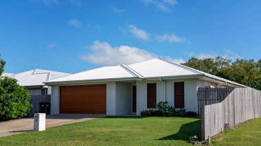 Mackay, Queensland, Avustralya - Nisan 2020: İnsanların korona virüsüne karşı kapalı yerlerde kalmaları tavsiye edilen bir yerleşim biriminde bir banliyö evi