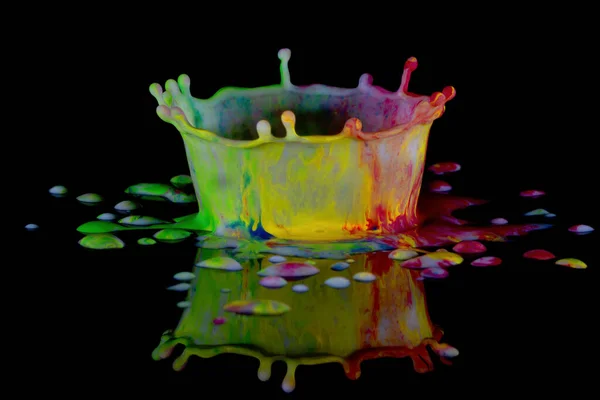 Une Goutte Lait Libérée Haut Dans Minuscules Taches Peinture Colorée — Photo