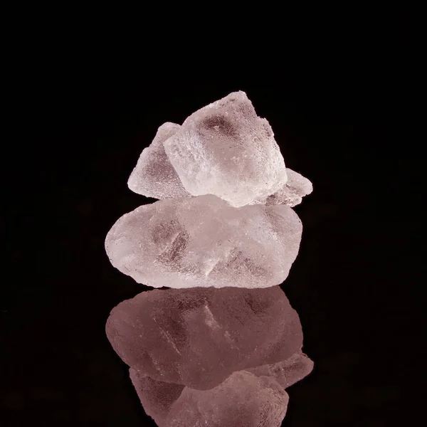 Makro Närbild Tre Staplade Rosa Sten Salt Flingor Isolerade Svart — Stockfoto