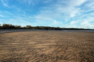 Mackay, Queensland, Avustralya - Nisan 2020: Manastır-19 Coronavirus sırasında egzersiz için sahilde yürüyen bir aile izolasyon ve sosyal mesafeyi zorunlu kıldı