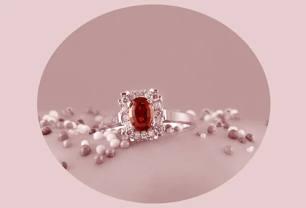 Bague Solitaire Grenat Diamant Surlignée Cercle Sur Fond Rose Monotone — Photo