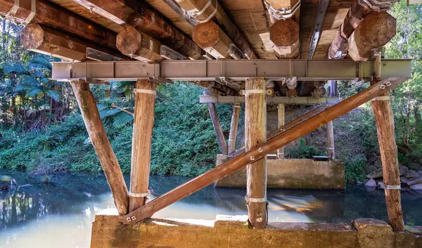 Debajo Sólido Puente Madera Acero Sobre Arroyo Una Selva Tropical — Foto de Stock