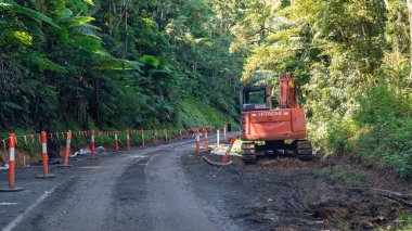 Mackay, Queensland, Avustralya - Mayıs 2020: Ulusal parktaki bir dağ yolunda yol onarımı