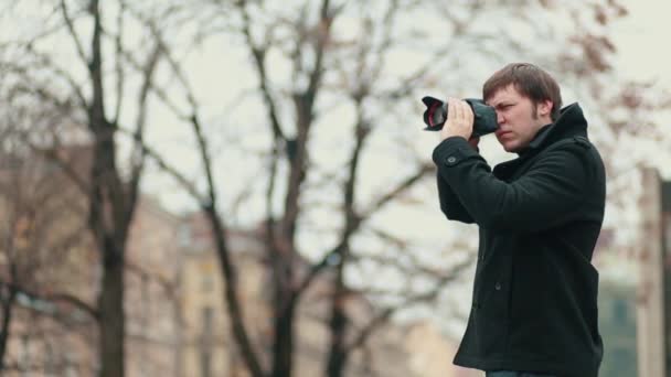 Utcai Fotós Fekete Kabátban Csinál Egy Képet — Stock videók