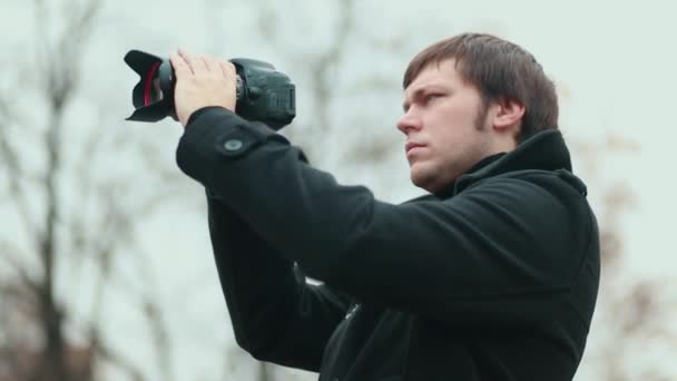 Fotograful Uită Ecranul Camerei Pentru Face Fotografie Haină Neagră — Videoclip de stoc