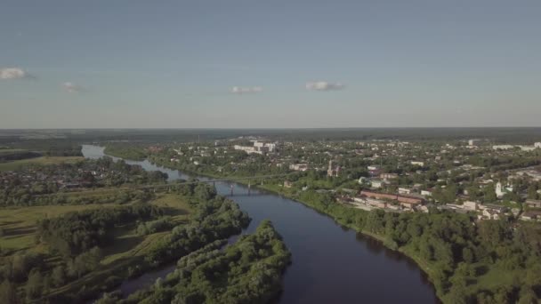 Letecký průzkum mostu přes řeku letního letu směrem k městu — Stock video