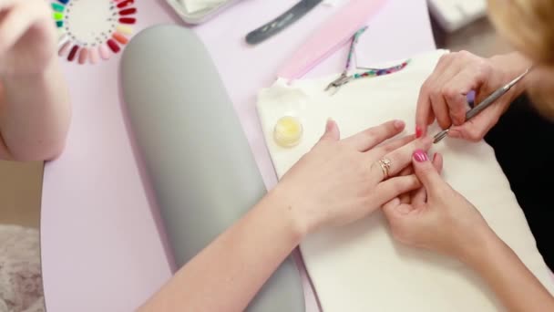 Hand van een meisje doet manicure — Stockvideo