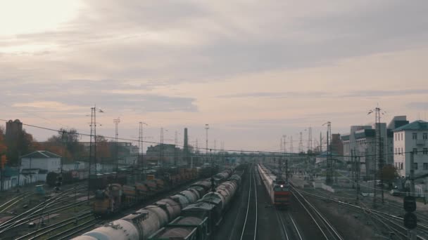 O comboio sai da estação. — Vídeo de Stock