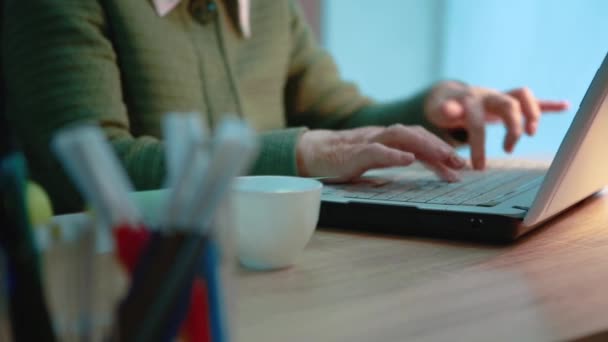 Ruce staré ženy, která píše na klávesnici — Stock video