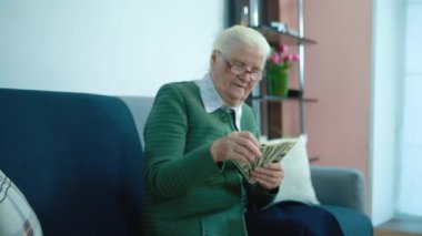 Büyükannem para sayıyor. Büyükannem kanepede oturuyor.