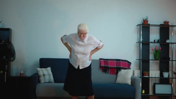Пожилая женщина делает упражнения — стоковое видео