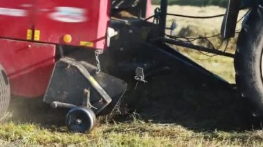 Teknik tarlaları işliyor, ekipman hasat sahada çalışıyor. Traktör tarlada çalışıyor..